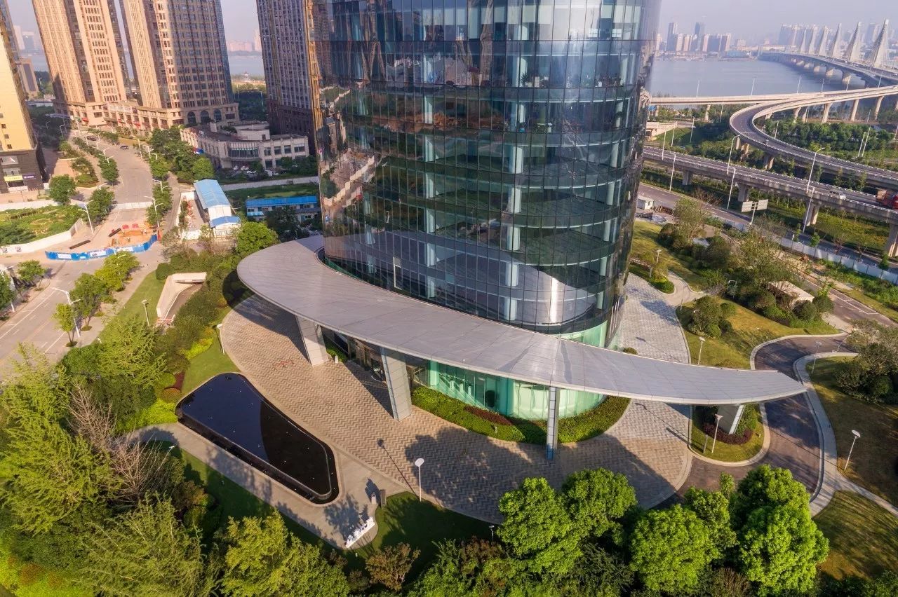 南昌新力中心塔樓直接落地，無裙房