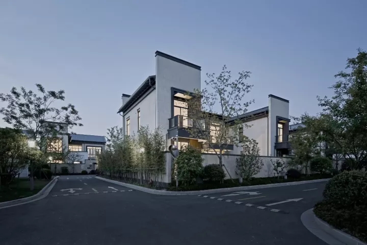 院內(nèi)景觀對(duì)公共區(qū)域可見(jiàn)，但并不干擾使用者的私密需求